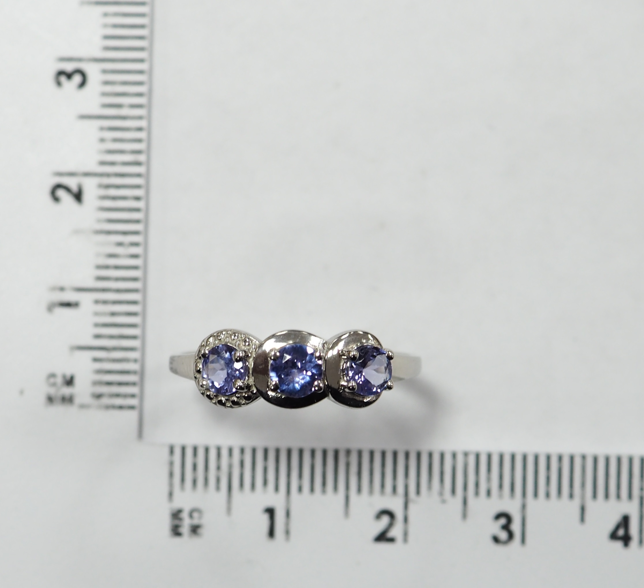 Серебряное кольцо 925 пробы; вставки 3 Танзанит;